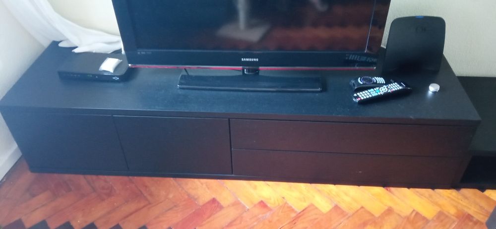 Móvel de sala preto/vermelho