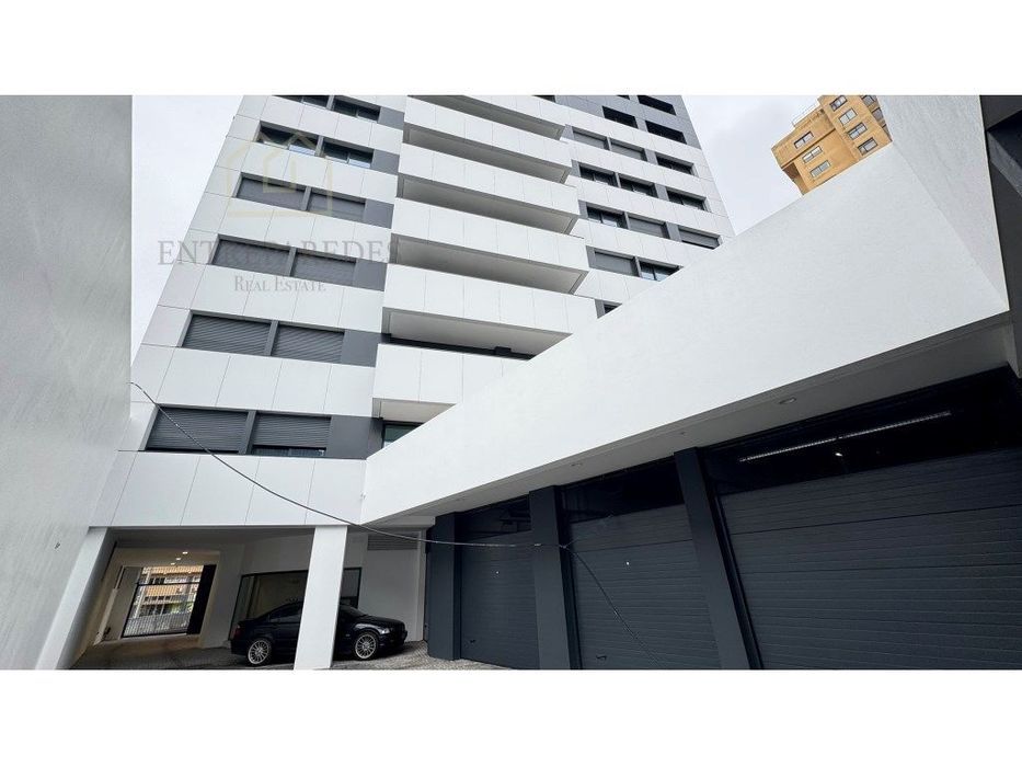 Apartamento T3 com garagem e varanda para comprar no centro de Vila...