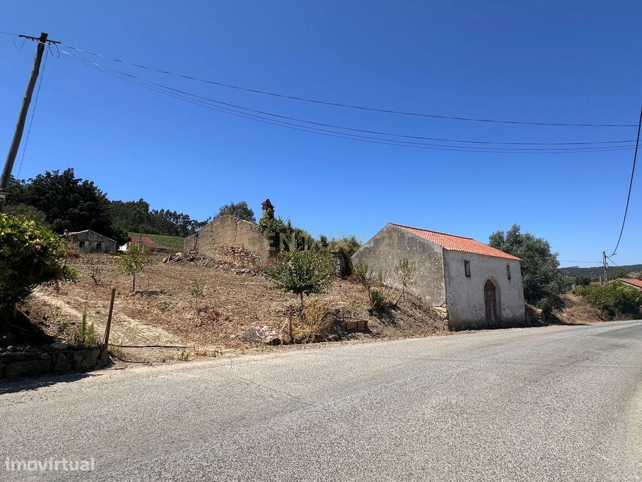 Quinta de 1,8 hectares com 3 edificios para recuperação, em Sobral de