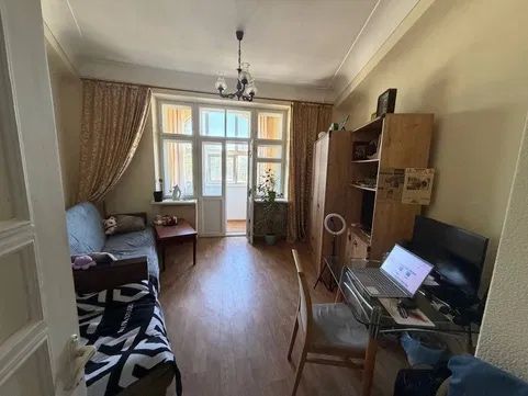 Продам двухкімнатну квартиру ( Сталінка , центр міста )
