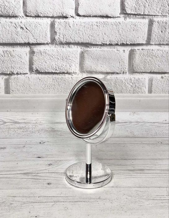 Дзеркало кругле двостороннє на ніжці