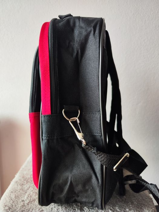 Mochila Escolar/ Infantário, preta e vermelha  com muitos bolsos exteriores e emblema USA