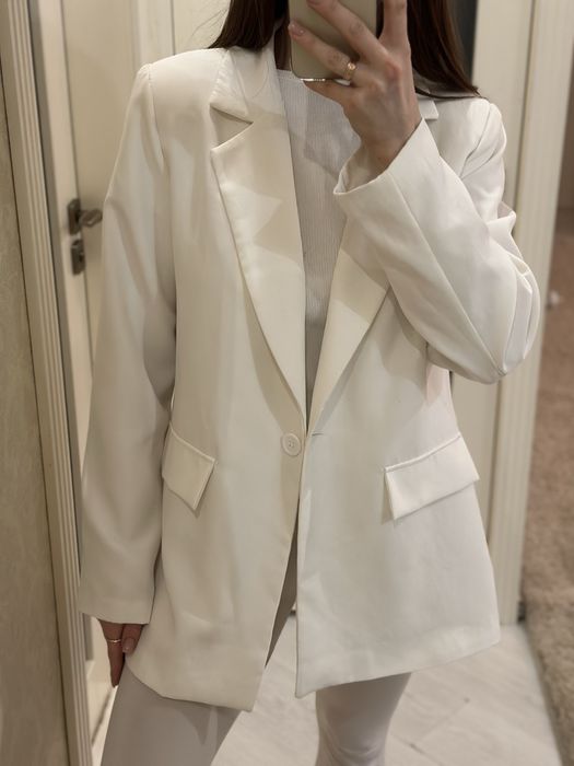 Білий піджак,дуже стильний