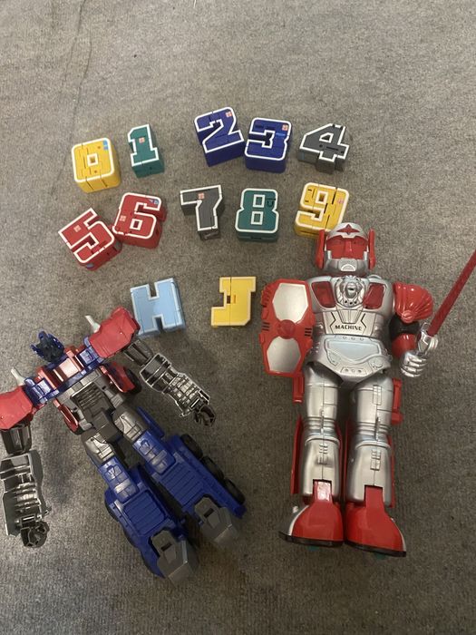 машина транформер та робот зі звуком (цифр немає)