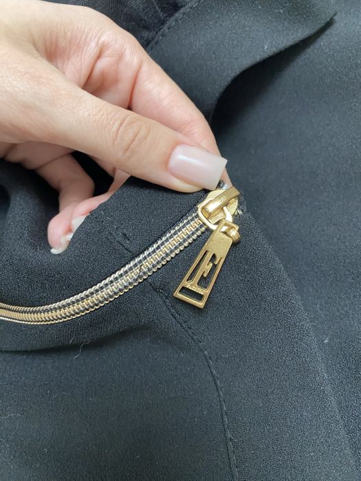 Вечірня чорна сукня