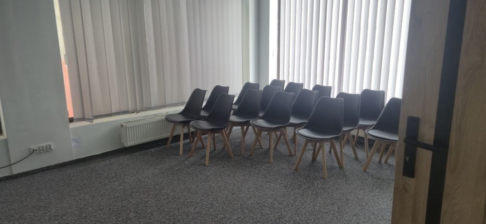 Krzesła skandynawskie – jak nowe – idealne do sali szkoleniowej / biura – komplet lub sztuki