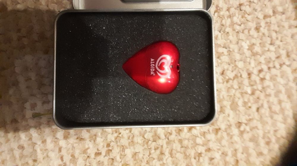 Nowy pendrive czerwone serce 2GB Algida