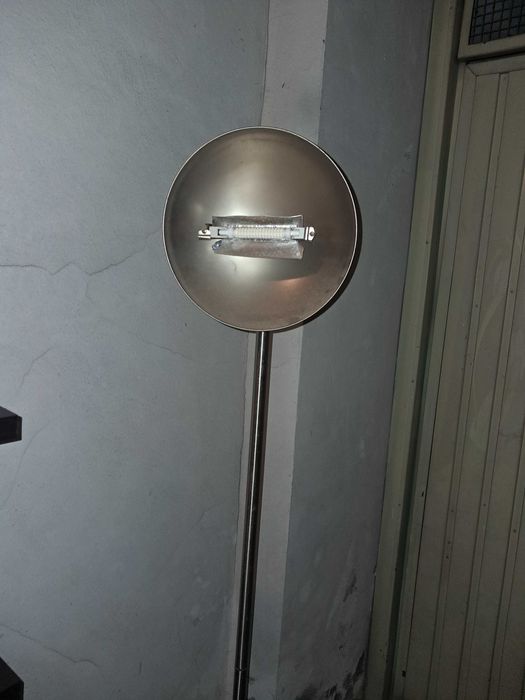 Candeeiro de pé em metal 65€