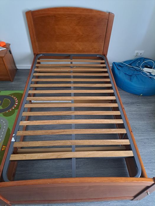 Vende-se cama de solteiro com colchão