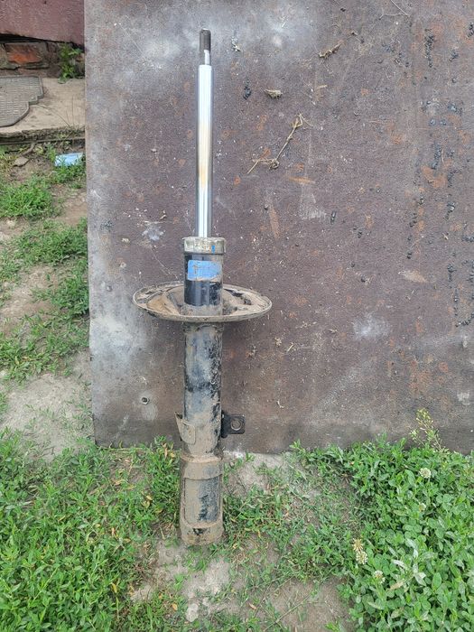 Продам задние бу амортизаторы в хорошем состоянии Toyota camry 50 USA,