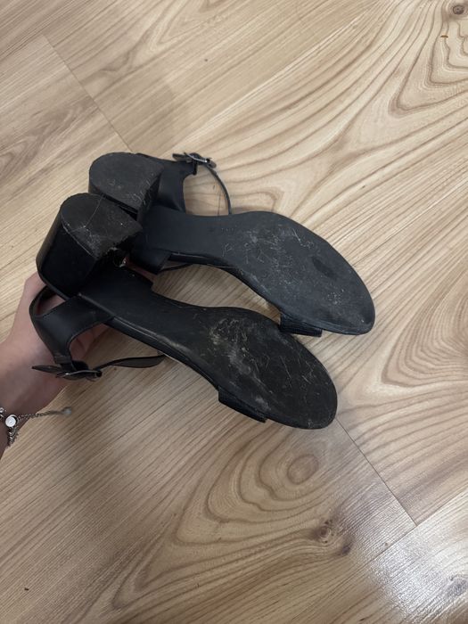 Czarne buty na obcasie