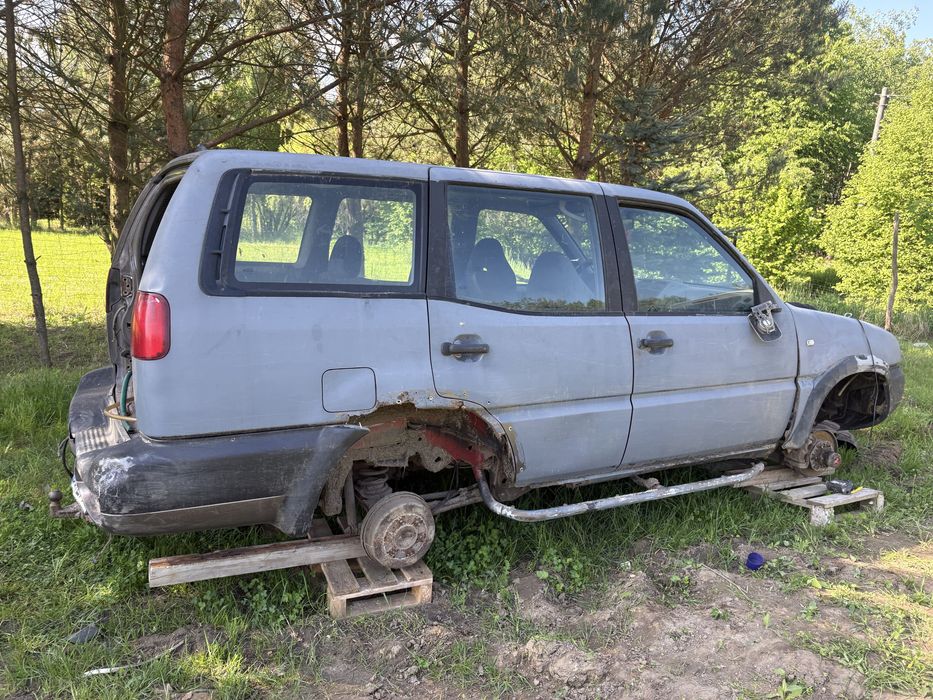 Nissan terrano 2 2,4 na czesci