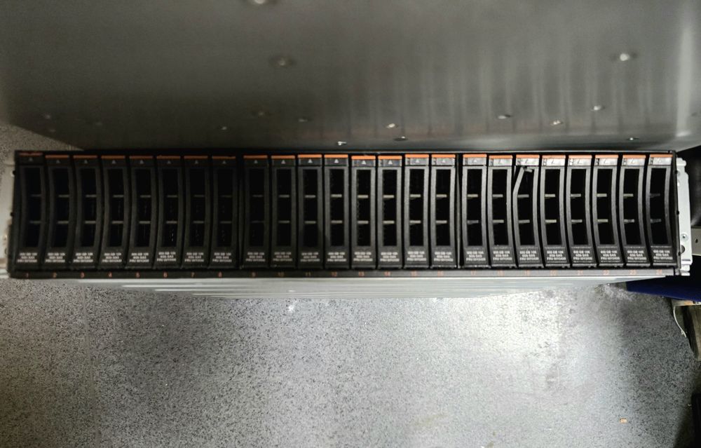 IBM Storwize V3700 24 Bay SFF + 24 HDD SAS 600GB 10K
