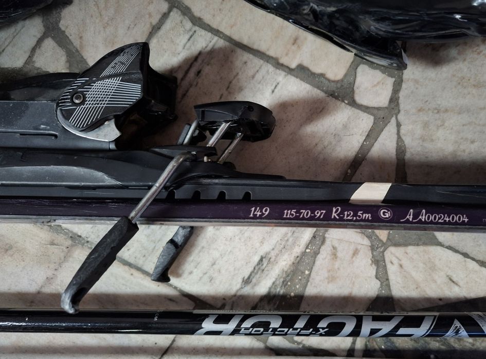 Narty,  pokrowiec, kaski 2,  biały z przyłbicą  nowy,