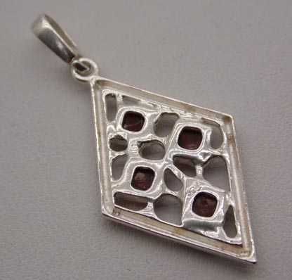 Srebrna zawieszka romb z bursztynami