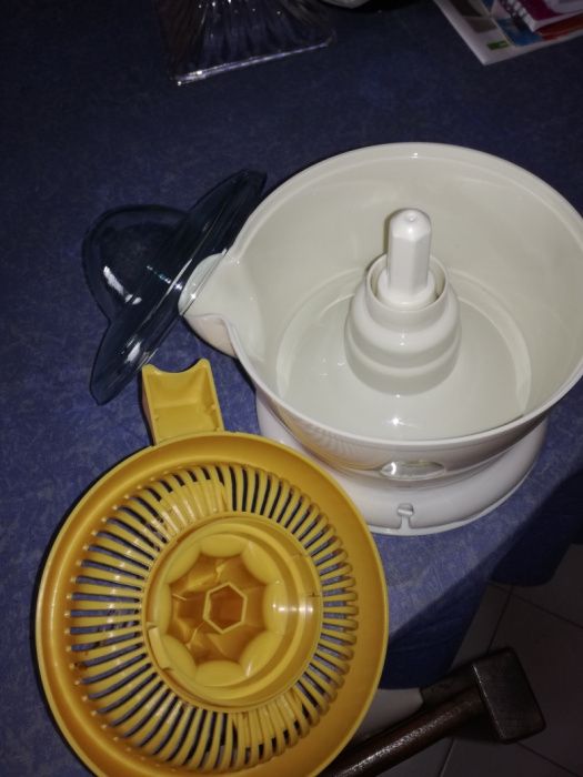 Espremedor citrino avariado para peças