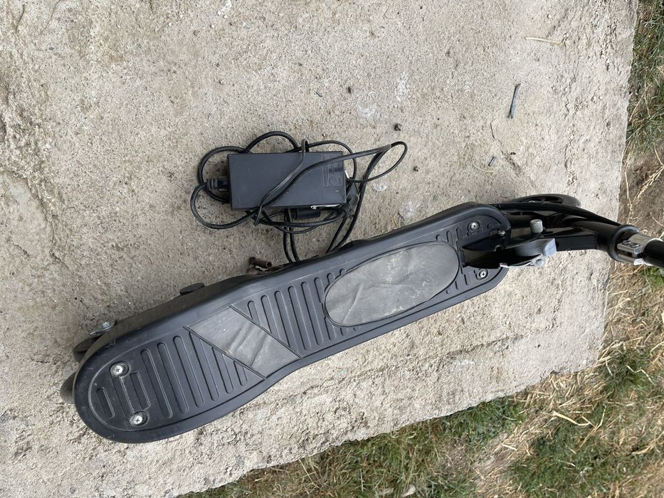 Дитячий електросамокат