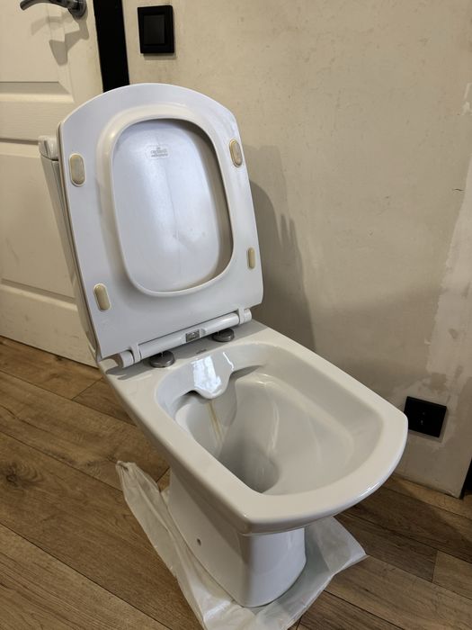 Унітаз безобідковий церзаніт Cersanit з плавним закриттям