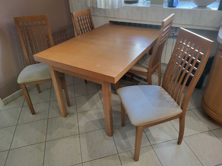 Stół rozkładany z krzesłami