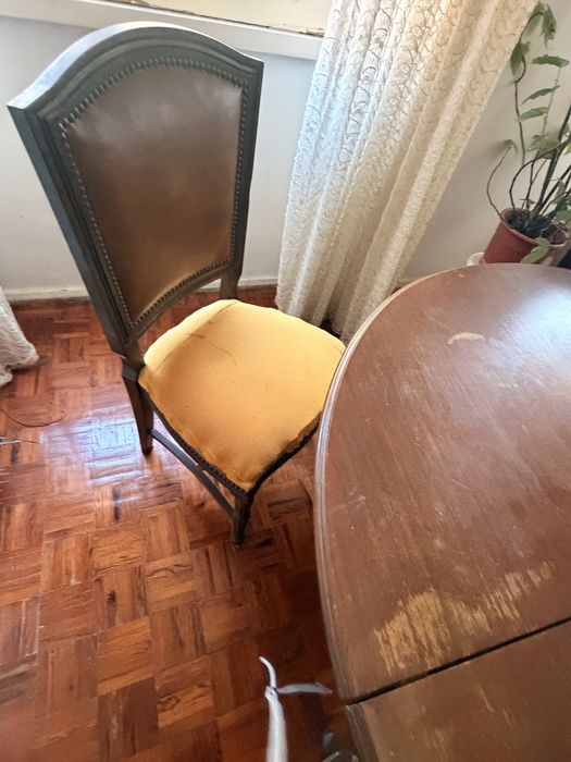 Conjunto de mesa e 4 cadeiras