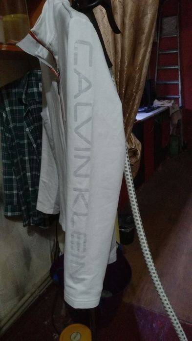 Продам спортивную женскую ветровку Calvin Klein р-р 46