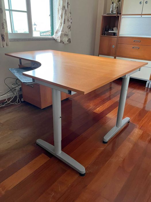 Mesa de Escritório com 1,60cm em ótimo estado e boa qualidade.