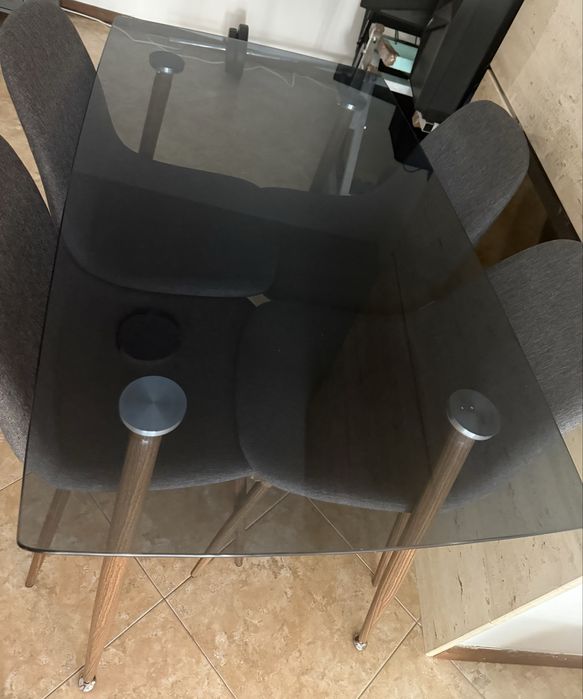 Mesa de vidro com 4 cadeiras