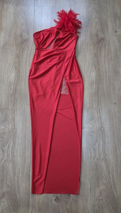 Dopasowana sukienka na 1 ramię z piórami