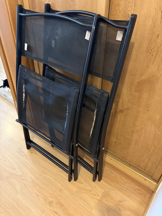 Vendo 2 cadeiras cor preto usadas