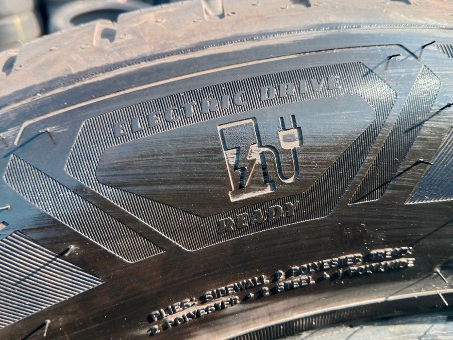 Opona używana 235/60R19 Goodyear Ultra Grip Performance + SUV 1szt.
