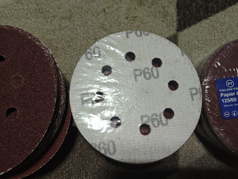 Zestaw Papier ścierny okrągły z dziurkami na rzep fi 150 P80 i P60