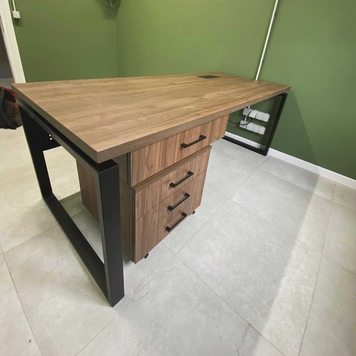 Офісні меблі: столи, стільци, шафи, ресепшн-зони