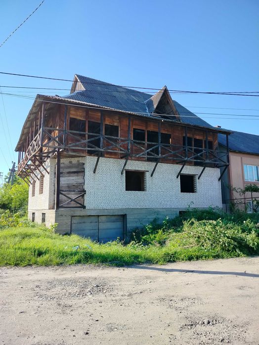 Продається недобудований будинок з великим підвальним гаражем на 3авто