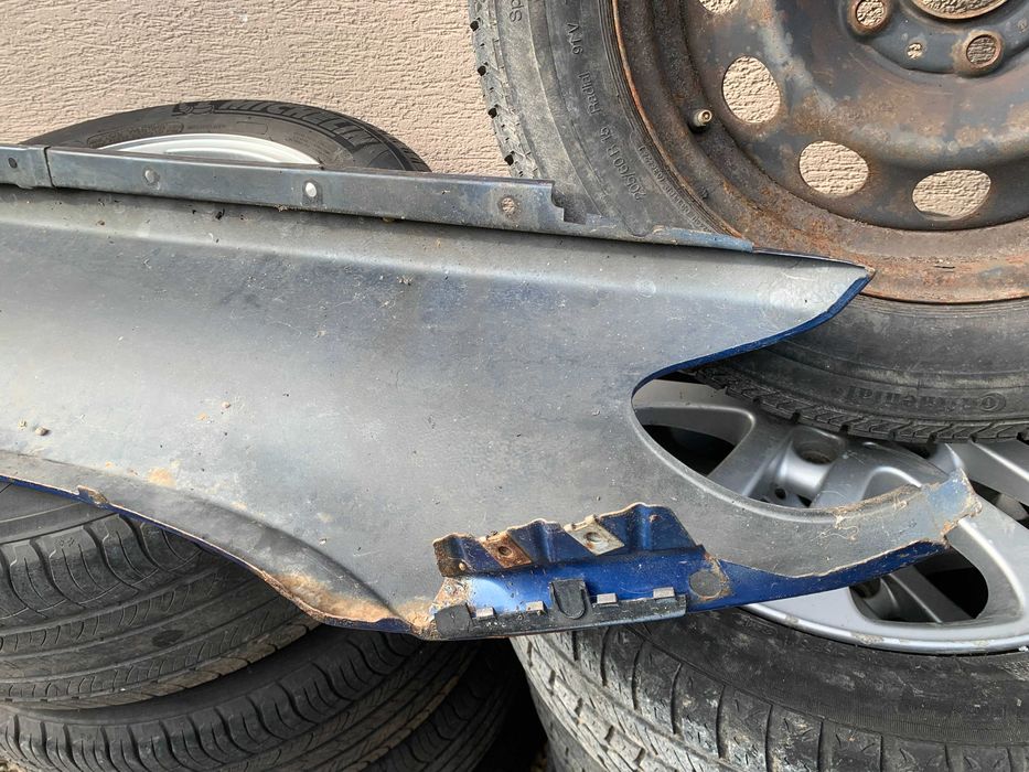 Bmw x5 e53 błotnik przód topas blau 364/5 lewy + znaczek 4.4i