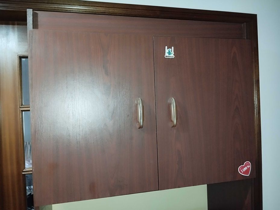 Estante com muita arrumação - estimada