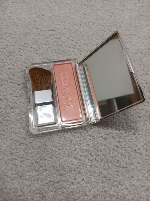 CLINIQUE Blushing Blush Powder Blush Róż do policzków
Blushing Blush