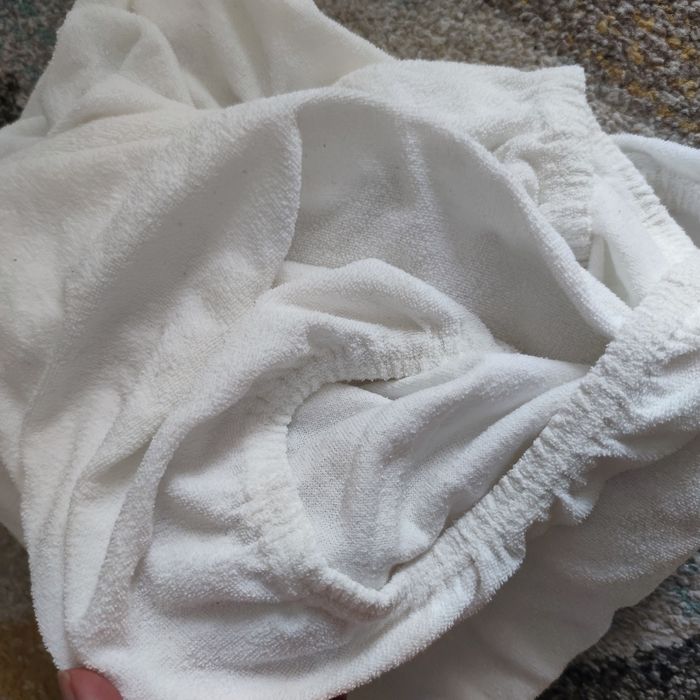 Prześcieradło z gumką niemowlęce do łóżeczka