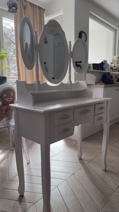 Biała toaletka swag