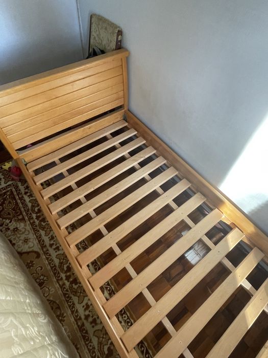 Ліжко з натурального дерева ясен