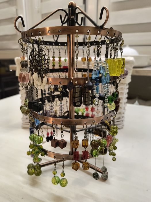 Stojak na biżuterię + 50x kolczyki i dostawa gratis!