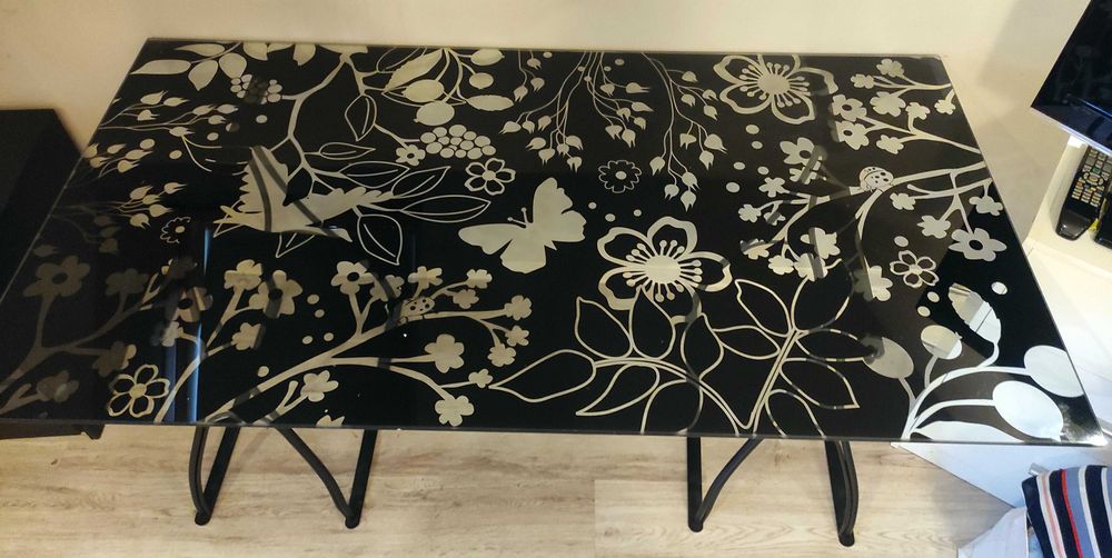 Biurko stół ze szklanym blatem, nogi metalowe czarne