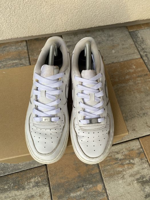 Białe sneakersy marki Nike Air Force 1
