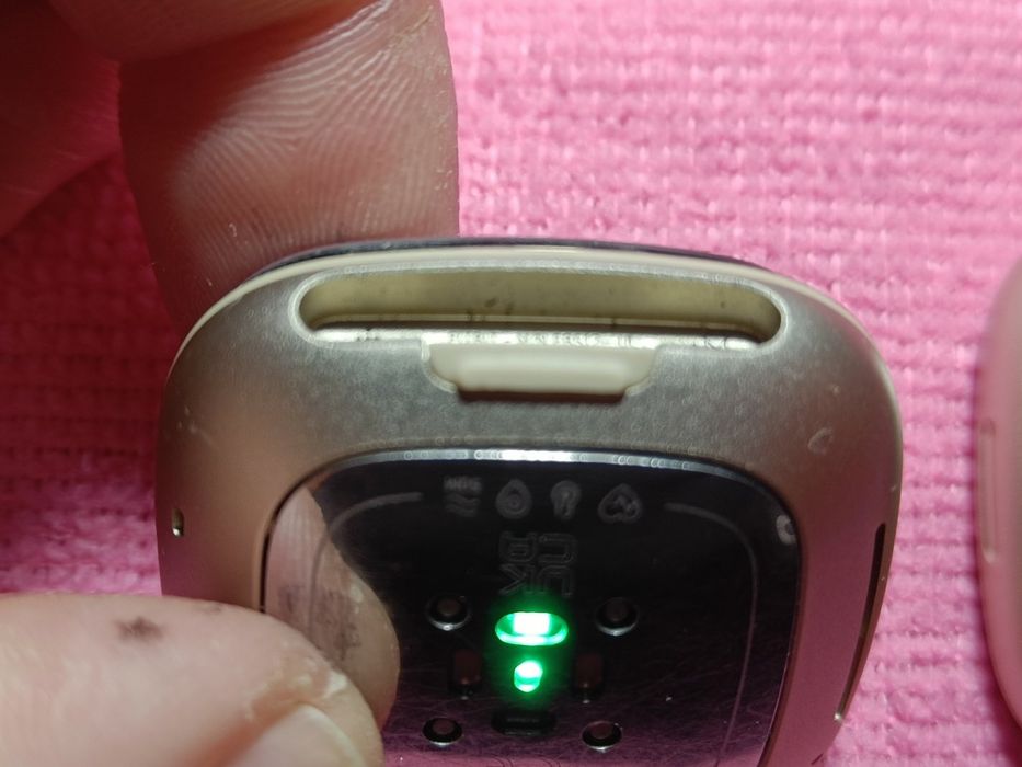 Смарт годинник Fitbit versa 3 на запчастини FB511, FB512