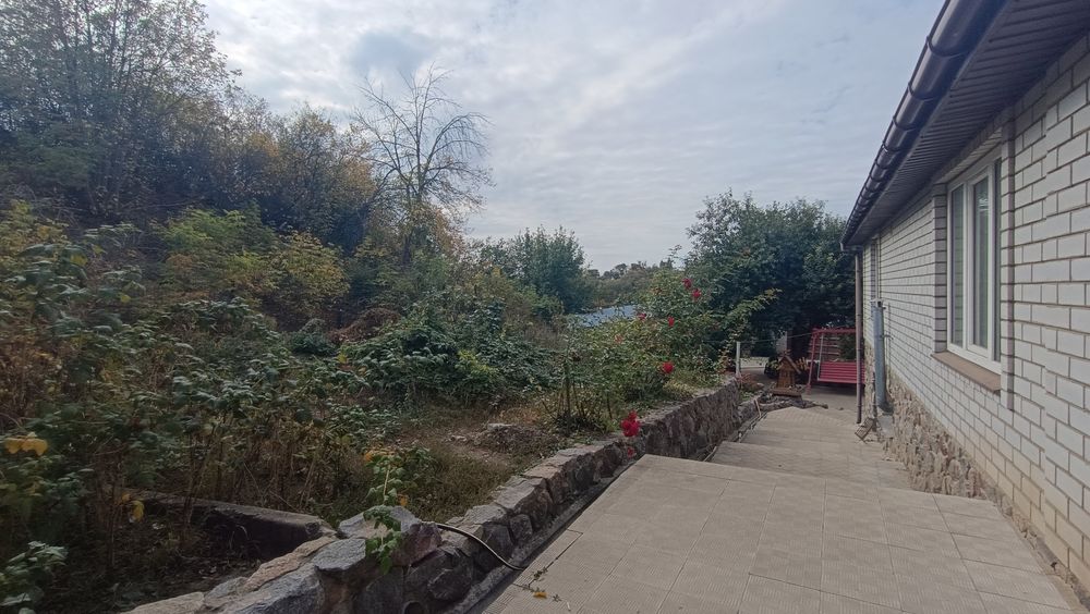 Сучасний будинок у Чугуєві з ландшафтним двором