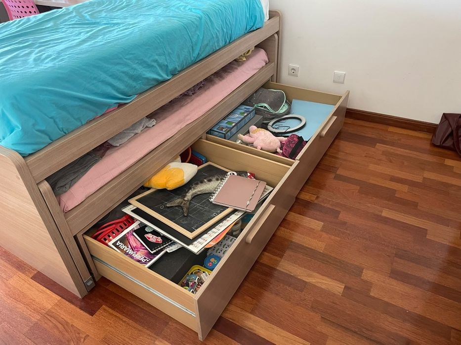 Quarto, secretária e cómoda