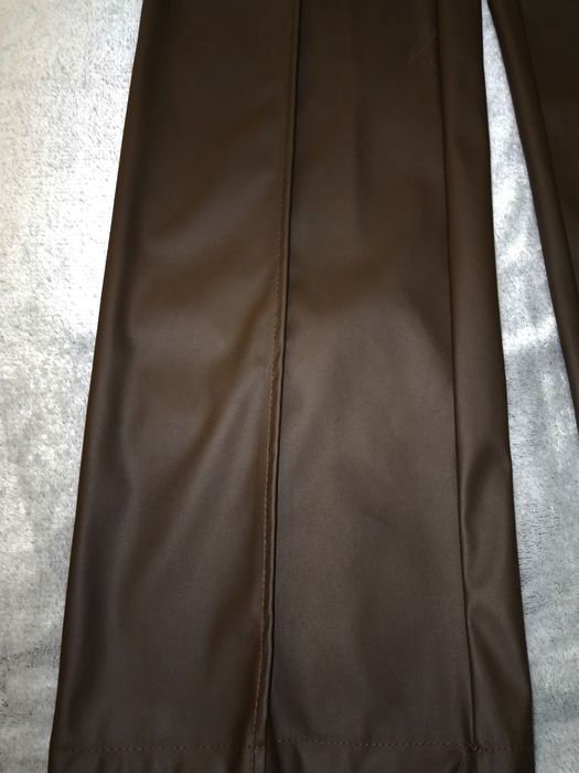 Штани з екошкіри, в трендовому шоколадному кольорі. Розмір S-М