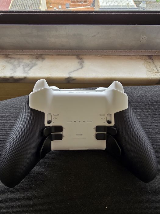 Xbox Series X + 2 comandos + Headphones