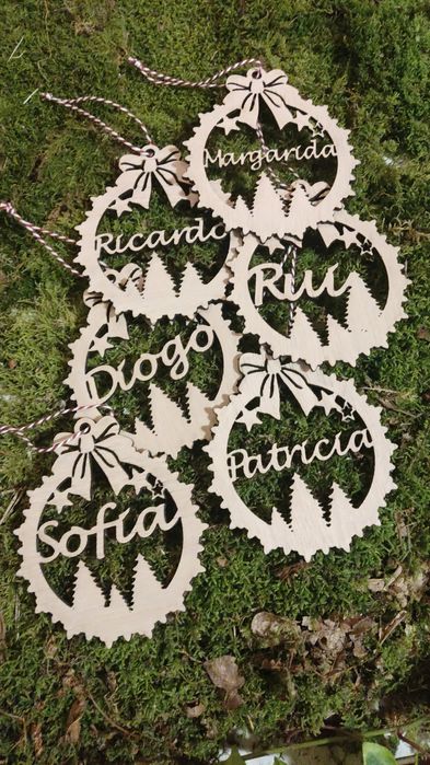 Bolas de Natal em madeira