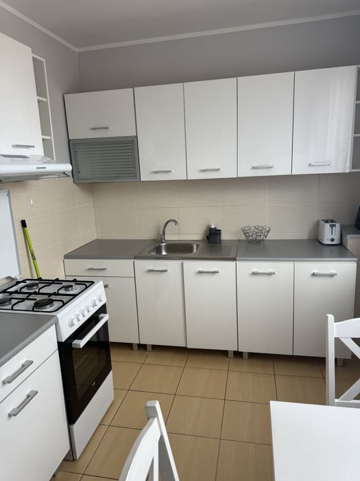 Przestronne mieszkanie z balkonem – w pełni umeblowane