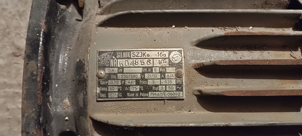 Sprzedam silnik widoczny na zdjęciach